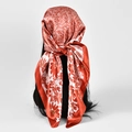 Foulard en satin rouge à fleurs et pois porté comme bandeau élégant - S179-Orange