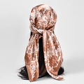 Foulard en satin champagne doré avec motif floral marron porté en bandeau élégant - S179-Kaki
