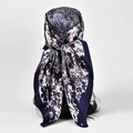 Foulard en satin à pois bleu marine et crème porté comme un bandeau élégant - S179-Bleu Marine