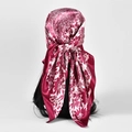 Foulard en satin bordeaux à pois et motif floral blanc porté sur cheveux noirs - S179-Fuchsia