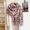 Détail d'une écharpe à carreaux rose et violette avec franges sur un manteau blanc élégant - Plus de 175cm / Violet Rose