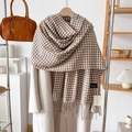 Sciarpa a quadri marroni e beige effetto cashmere con nappe su un cappotto - Bianco Sporco
