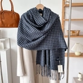Sciarpa a quadretti tipo cashmere blu scuro e bianco con frange su un cappotto - Blu Notte