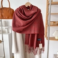 Dettaglio macro della sciarpa a quadri neri e rossi con frange in finto cashmere - Rosso Vino