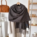 Dettaglio di sciarpa in cashmere a quadri bianchi e neri con frange ed etichetta tessuta - Caffè Nero