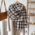 Klassischer karierter Schal in Schwarz, Weiß und Braun mit Fransen für den Winter - Beige