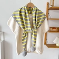 Dettaglio della sciarpa in maglia a righe gialle e grigie con pompon su gruccia - Righe Gialle e Grigie