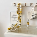 Sciarpa di lana a maglia a righe con motivi gialli e cordoncini decorativi - Righe Giallo Bianco