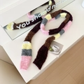 Bufanda de punto con rayas arcoíris en rosa, amarillo y gris sobre fondo blanco con reflejo - Cuadros Rosas y Marrones