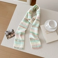 Dettaglio dell'etichetta in misto lana su una sciarpa a maglia a righe arcobaleno pastello - Verde Beige