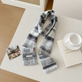 Sciarpa in maglia misto lana grigio sfumato su un set da tavolo bianco minimalista - Grigio Scuro e Chiaro