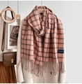 Detailaufnahme des rosa-schwarzen Karo-Schals mit Fransen und elegantem Stoffetikett - Rosa