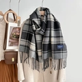 Sciarpa classica a quadri neri e grigi con frange abbinata a un cappotto beige di lana - Grigio Scuro