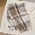 Klassischer britischer Karoschal mit Fransen in Kaffee und Beige für den Herbst und Winter - Khaki Karo