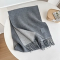 Bufanda de lana gris de doble cara con flecos y parche de cuero sobre mesa blanca - Gris oscuro