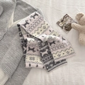 Dettaglio della sciarpa in maglia Fair Isle rosa e grigia con texture morbida e motivo - 150x14cm / Cane Rosa Grigio