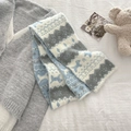 Dettaglio di sciarpa in maglia Fair Isle con trama jacquard geometrica blu e grigia - 150x14cm / Cucciolo bianco blu