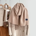 Klassieke pied-de-poule sjaal met roze en beige ruitpatroon en zachte franje detail - Roze en Koffie