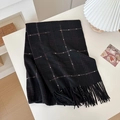 Schal aus Kaschmir-Imitat in Schwarz mit rot-weißem Karomuster und Fransen - Schwarz / 196cm