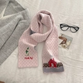 Dettaglio sciarpa rosa in maglia con motivo a cucciolo ricamato e pois su tessuto - Rosa