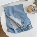 Zweiseitiger Wollschal in Hellblau und Grau mit Fransen und Leder-Patch-Detail - Himmelblau