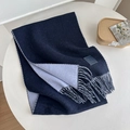 Bufanda de lana azul de doble cara con borlas y etiqueta en una mesa de regalo - Azul Marino