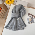 Écharpe dégradée en mohair gris avec franges épaisses et texture tricotée élégante - Gris Moyen
