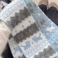 Sciarpa in maglia Fair Isle blu e bianca con motivi di cani e consistenza morbida - 150x14cm / Gatto Piccolo Blu