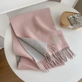 Bufanda de lana de doble cara en rosa y gris claro con flecos y etiqueta de cuero - Rosa Bebé