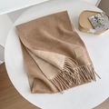 Bufanda de lana bicolor camel y beige con flecos y elegante etiqueta de cuero - Camel
