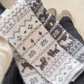 Sciarpa in maglia Fair Isle con simpatico gatto nero in morbido peluche rosa e grigio - 150x14cm / Gatto Rosa