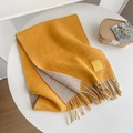 Bufanda de lana de doble cara en amarillo y beige con flecos y una etiqueta - Amarillo jengibre