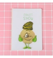 A5 Notizbuch mit Fruit Show Comic-Motiv auf rosa kariertem Hintergrund in Nahaufnahme - Obst-Stil