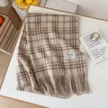 Dicker beiger Karo-Schal mit weichen Fransen und klassischem Karomuster für den Winter - Khaki