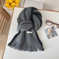 Écharpe épaisse en maille mohair à rayures gris foncé et noir avec bordure à franges - Gris clair