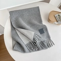 Bufanda de lana de doble cara gris y blanca con flecos y parche de cuero fino - Gris Medio