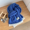 Bufanda de punto azul oscuro con borde de forro polar blanco y etiqueta de tela suave - Azul zafiro / Más de 175cm