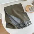 Bufanda de lana de doble cara verde oliva y gris con borlas y detalle de parche - Verde oliva