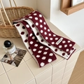 Sciarpa a maglia a pois rossi e bianchi con etichetta di marca e consistenza morbida - 180*8.5cm / Borgogna