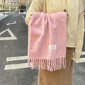 Rosa Strickschal mit bunten Punkten und Fransen für einen weichen Winter-Look - Rosa