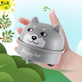 Dettaglio dell'auto giocattolo Shiba Inu a frizione con scritta Happy Days in mano - Husky Grigio