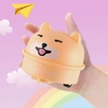 Primo piano di un giocattolo a retrocarica a forma di cane tenuto in mano con colori vivaci - Shiba Inu Giallo Chiaro