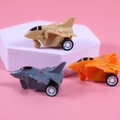Trois avions de chasse miniatures à friction exposés sur un support décoratif rose - Style Avion de Chasse
