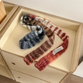Y2K Strickschal mit bunten Streifen in Blau, Rot und Rosa aus strukturiertem Garn - Karamellrot