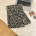Sciarpa alla moda con stampa leopardata in grigio e nero e un'etichetta tessuta bianca - Grigio