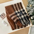 Thick autumn-winter houndstooth scarf in dark brown and beige with fringe tassels - 68x196cm / Caramel color