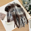 Sciarpa spessa in mohair a quadri blu e marroni con morbide frange ed etichetta - Marrone