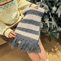 Sciarpa invernale a righe grigio scuro e beige in maglia con lunghe frange morbide - Righe Grigie