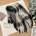 Sciarpa spessa in mohair a quadri neri e bianchi con frange e etichetta di marca - Nero
