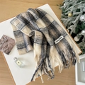 Sciarpa spessa in mohair a quadri blu navy e bianco crema con eleganti frange - Beige